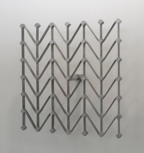 Martin Willing: Wabe, wechselseitig diagonal verstrebt, 2003/2009, 3 Exemplare und 2 K&uuml;nstlerexemplare, Duraluminium, mit Vorspannung aus Block geschnitten, gebeizt, Wandbefestigung, Kantenl&auml;nge 70 cm, T 14 cm